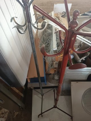 Percheros de metal y madera