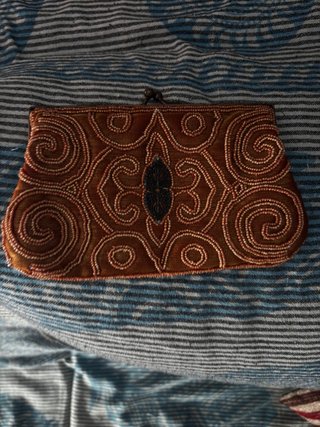 Bolso de mano con pedrería