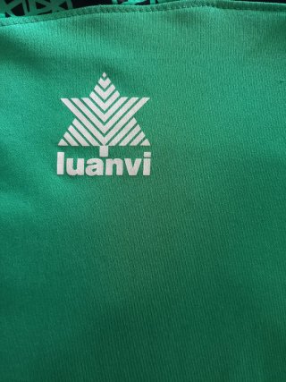 Camiseta deportiva Luanvi verde y negra