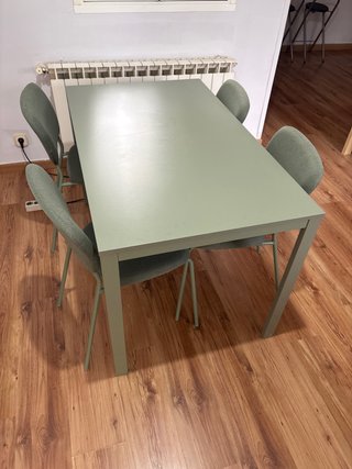 Mesa y 4 sillas comedor verde