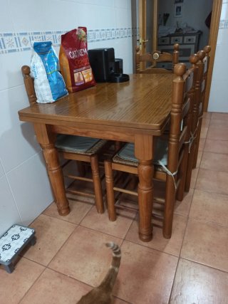 Mesa y sillas de madera