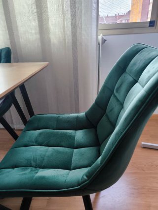 Mesa comedor y 6 sillas terciopelo verde.