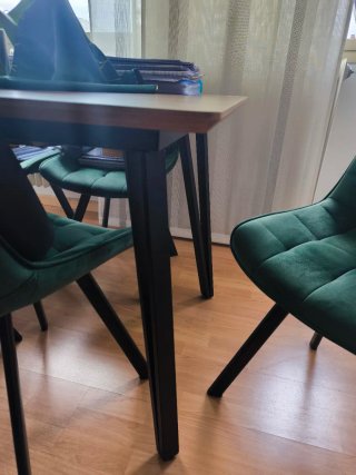 Mesa comedor y 6 sillas terciopelo verde.