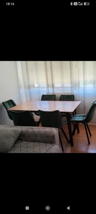 Mesa comedor y 6 sillas terciopelo verde.