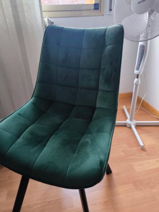 Mesa comedor y 6 sillas terciopelo verde.