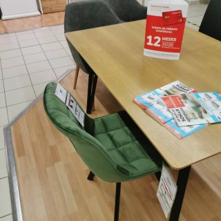 Mesa comedor y 6 sillas terciopelo verde.