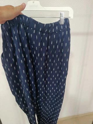 Pantalón azul estampado