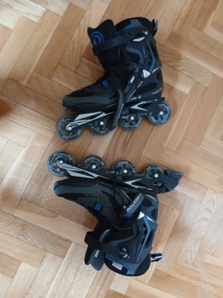 Patines en línea negros y azules