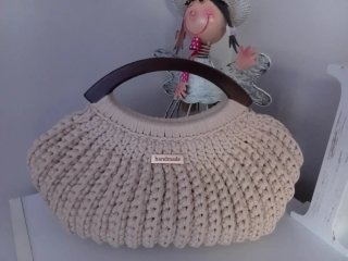 Bolso de mano beige tejido