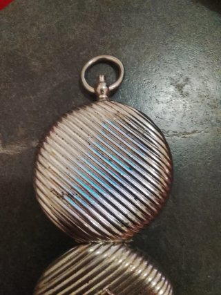 Sello de bolsillo forma de un reloj siglo XX