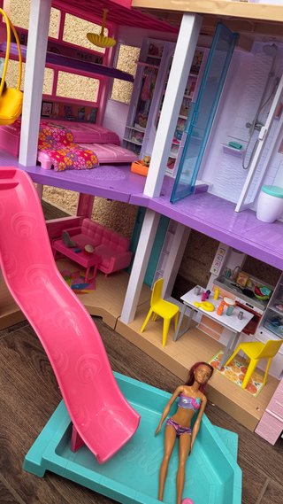 Casa Barbie Malibú con piscina y tobogán