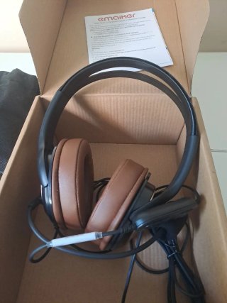Teclado y auriculares negros y marrones