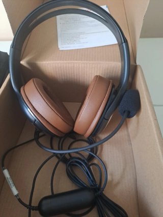 Teclado y auriculares negros y marrones