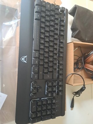 Teclado y auriculares negros y marrones
