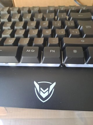 Teclado y auriculares negros y marrones