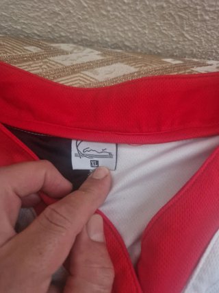Camiseta Karl Kani Negra y Roja