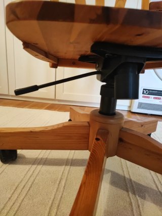 Silla de madera para escritorio con ruedas