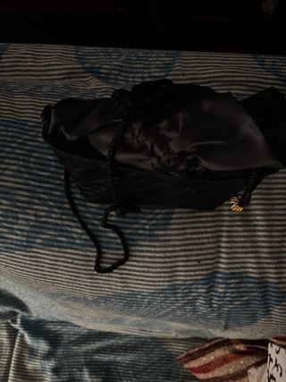 Bolso negro acolchado bombonera