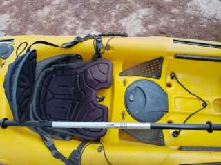 Kayak amarillo con remo
