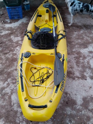 Kayak amarillo con remo