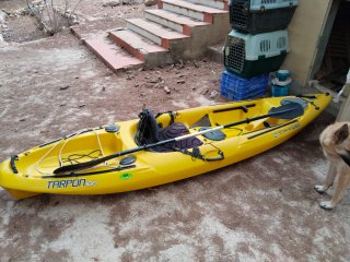 Kayak amarillo con remo