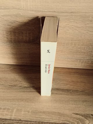 EL SARI ROJO -- Historia de amor, poder y política