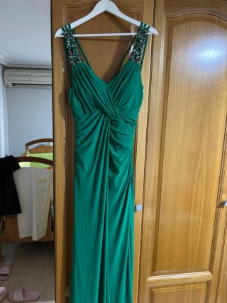 Vestido rojo largo con cinturón dorado