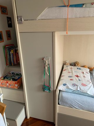 Struttura letto a castello con armadio e scaletta