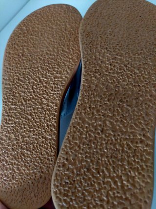 Sandalias plateadas con adorno triangular