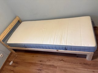 Cama individual de madera y tela