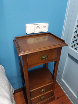 Mesita de noche de madera