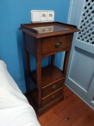 Mesita de noche de madera