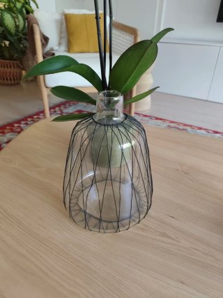 Jarrón de cristal con detalle metálico