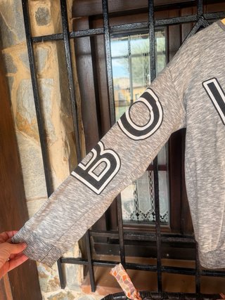 Sudadera gris con letras y estrellas