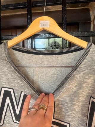 Sudadera gris con letras y estrellas