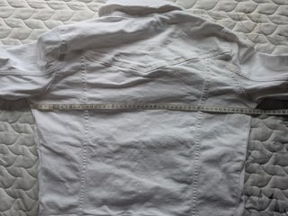 Chaqueta vaquera blanca estilo vaquero roto