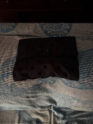 Bolso negro con lazo y lunares