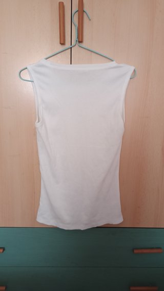 Camiseta sin mangas blanca con mariposas