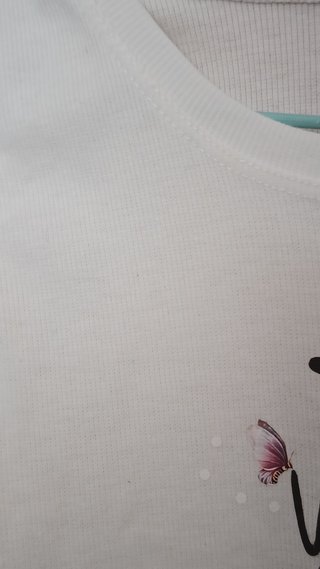 Camiseta sin mangas blanca con mariposas