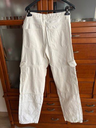 Pantalón cargo Bershka recto blanco