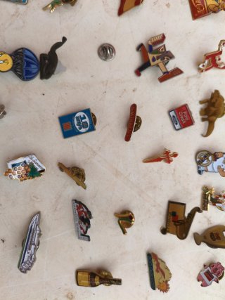Colección de pins antiguos variados