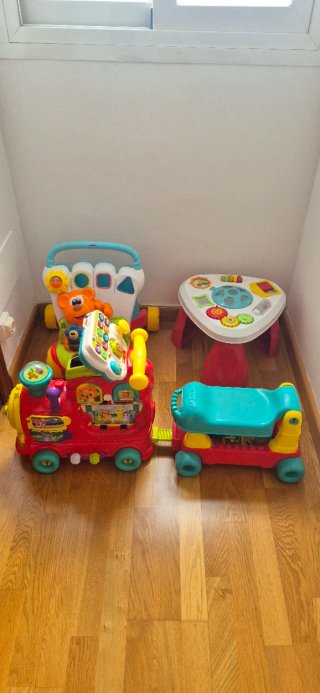 Juegos infantiles: tren, andador y mesa