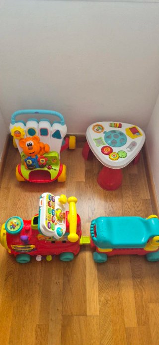 Juegos infantiles: tren, andador y mesa