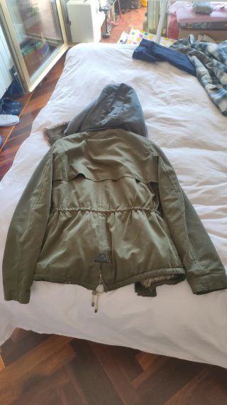 Parka verde con capucha y pelo