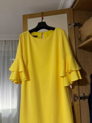 Vestido amarillo con volantes