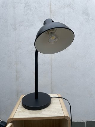 Lámpara de mesa negra