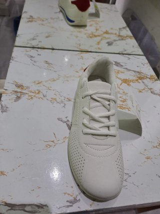 Zapatillas blancas y rojas nuevas con caja