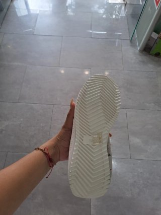 Zapatillas blancas y rojas nuevas con caja