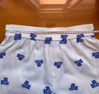 Pantalón blanco con flores bordadas