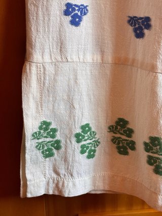 Pantalón blanco con flores bordadas